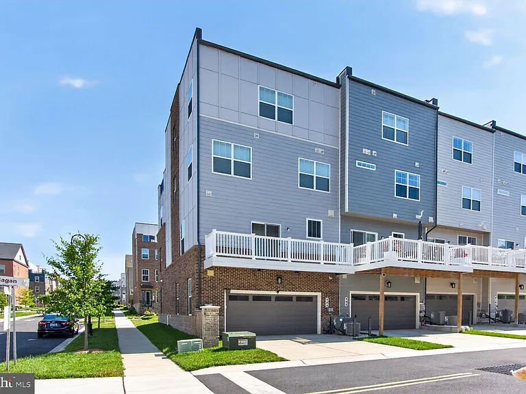 404 Sagan Pl — Photo 2