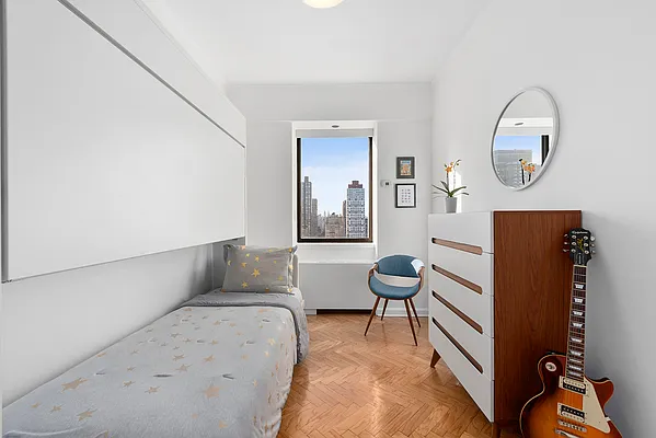 Sold by R New York | media 5