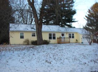 14 Edgewood Dr, Averill Park, NY 12018