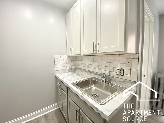 3rd image of 4241 N Kenmore Ave Unit 303