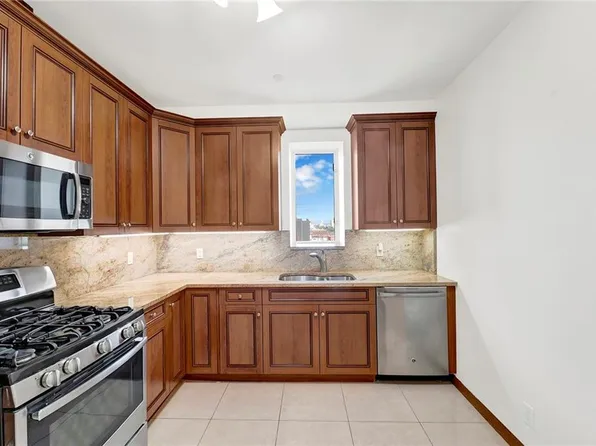 842 Ocean Parkway image 7 of 15