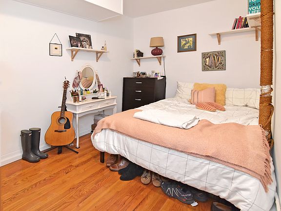 3rd image of 526 E 6th St APT 10