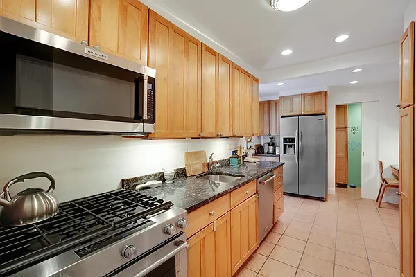 Sold by R New York | media 9