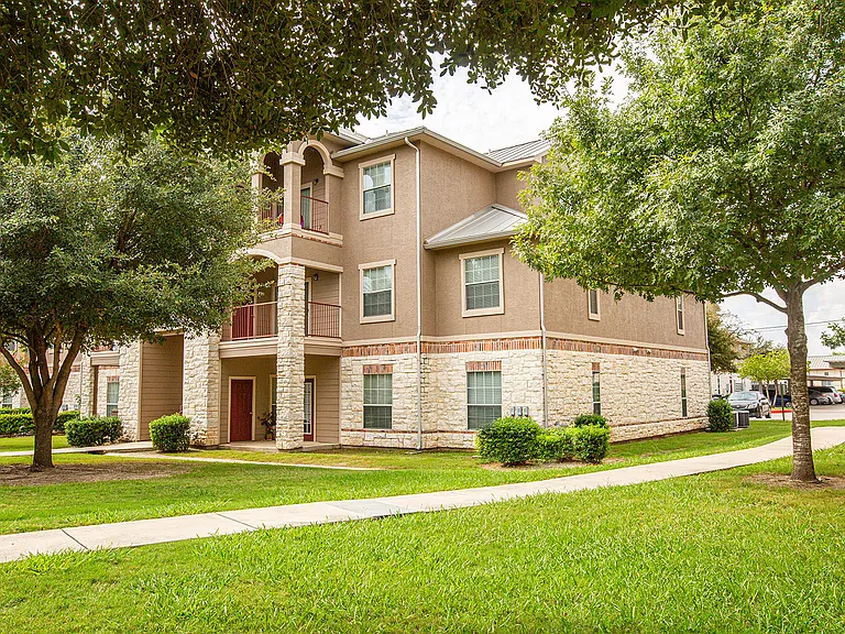 Town Square Apartments — Photo 31