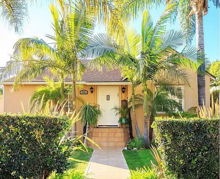 711 Schumacher Dr — Photo 1