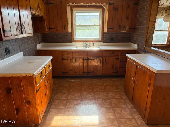 141 Webb Ct, Bristol, TN 37620