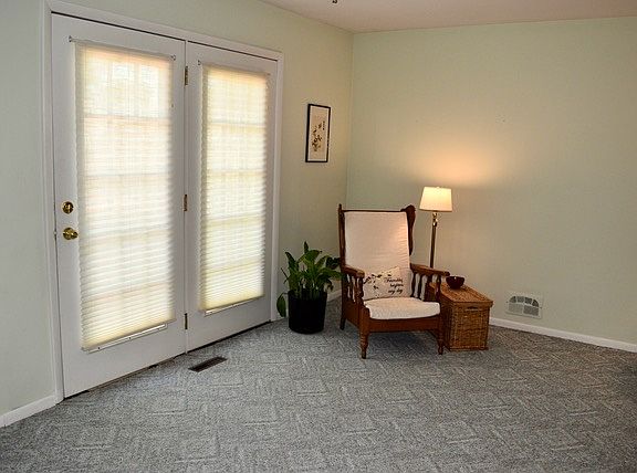 5th image of 2673 Manitoba Ct NE