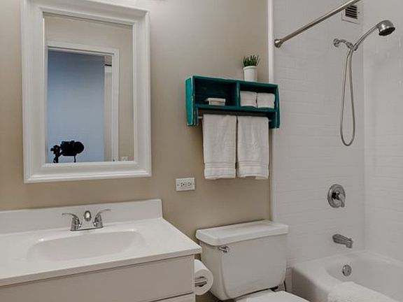 5th image of 4343 N Clarendon Ave APT 2607