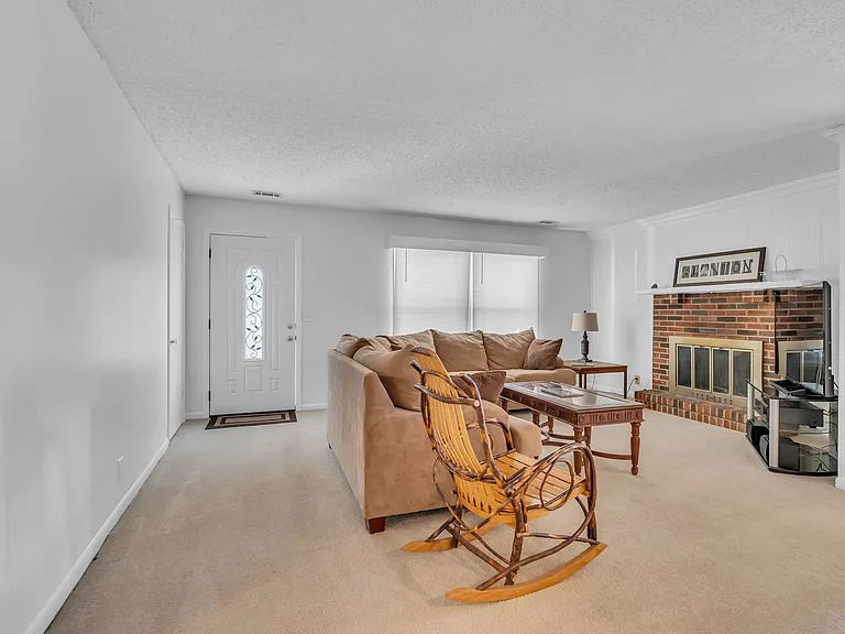 3811 Acorn Ave — Photo 3