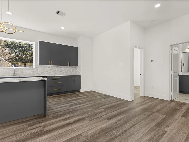 2707 Dennis St — Photo 10