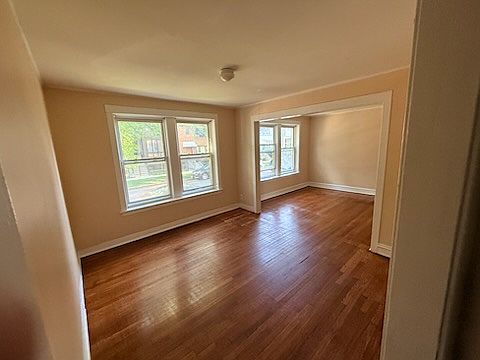 2nd image of 2253 W Ainslie St Unit 1