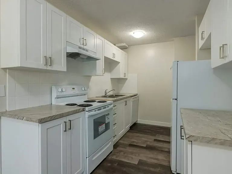 8 Greenbrook Cres E #B — Photo 2