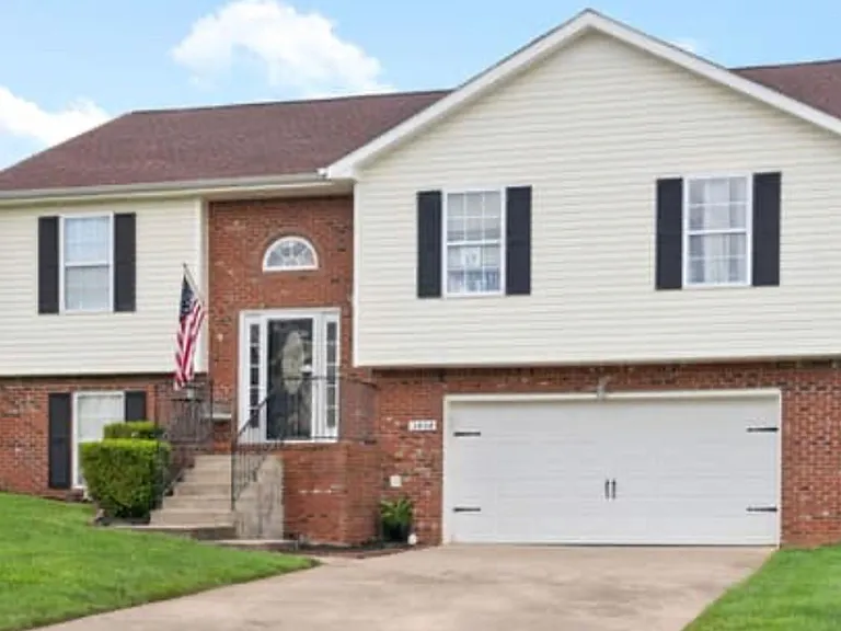 3404 Bradfield Dr — Photo 2