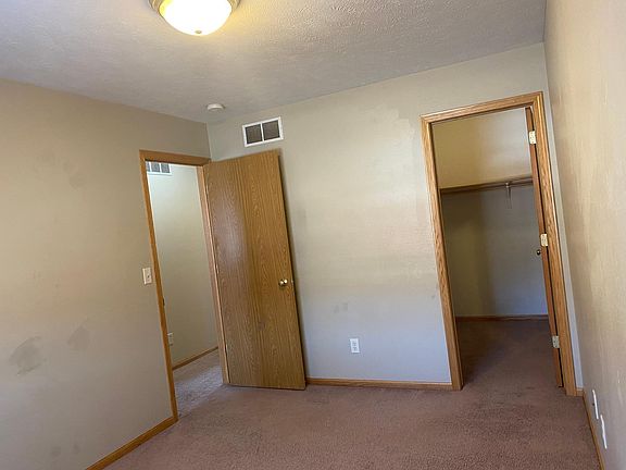 2nd Bedroom w large walk-in closet Main floor