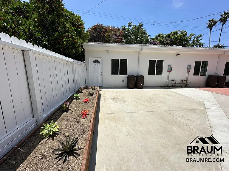 1109-11 S La Peer Dr — Photo 3