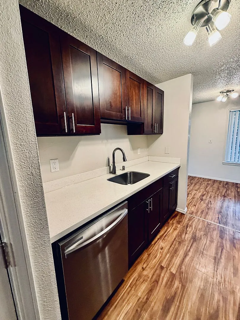 6511 Apartments — Photo 4