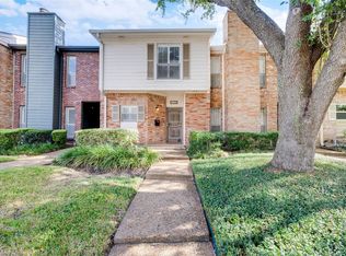 1035 Fountain View Dr, Houston, TX 77057