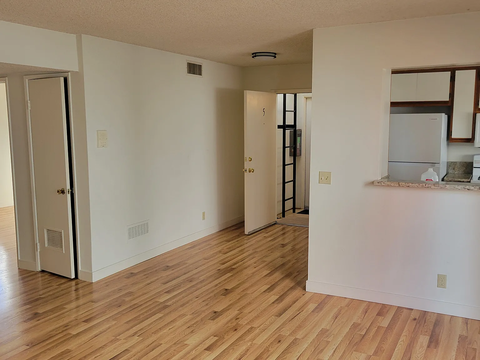 2 bed, 850 sqft, $3,200 — Photo 3