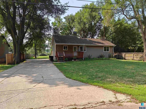2023 E 29th St N, Sioux Falls, SD 57104