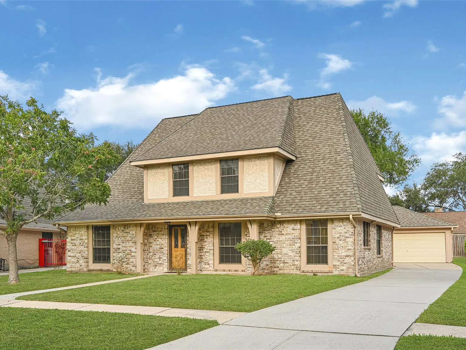 4 bed, 2.5 bath, 2393 sqft, $2,400 — Photo 2