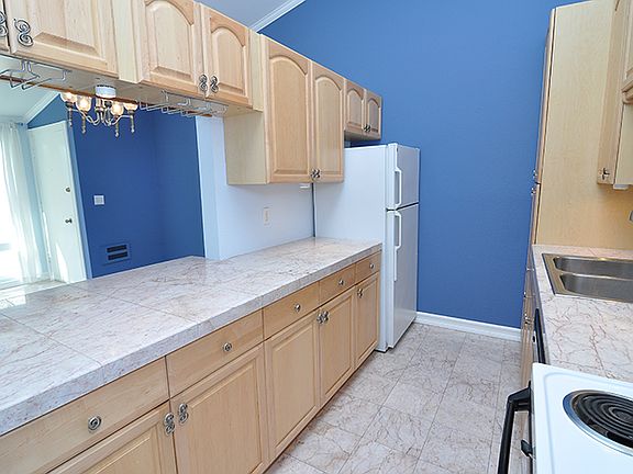 5th image of 615 S Prospect Ave Unit 204