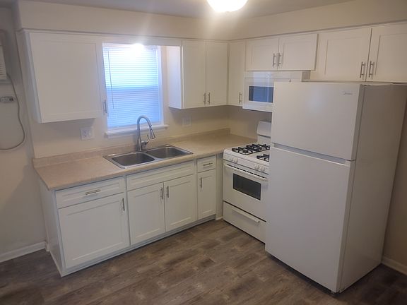 3rd image of 10901 S Lloyd Dr #2