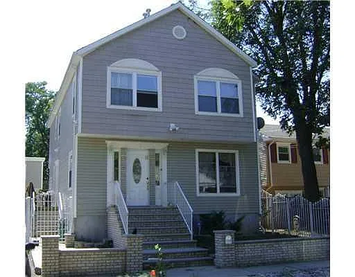 140 Crampton Ave photo 1