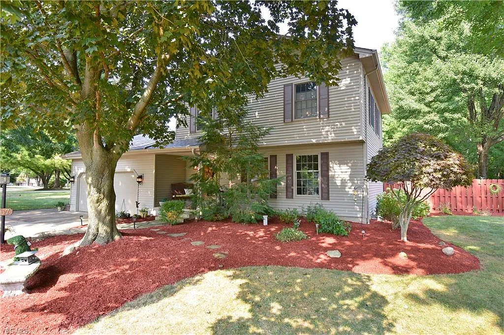 457 Helen Dr photo 1