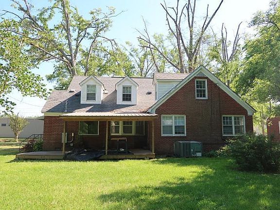 4th image of 205 E 3rd St