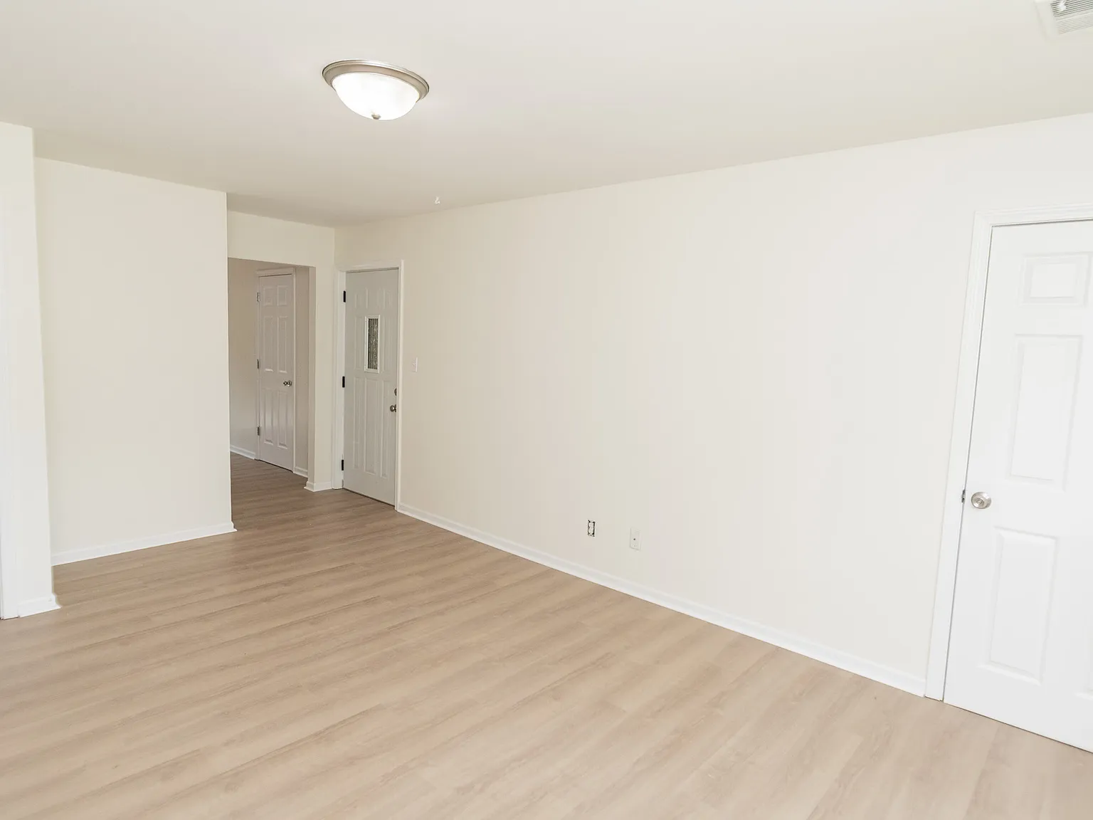 2 bed, 890 sqft, $1,245 — Photo 2