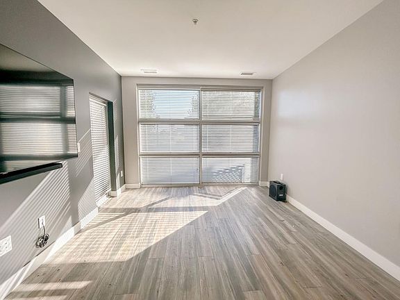 5th image of 2958 N Syracuse St Unit 102