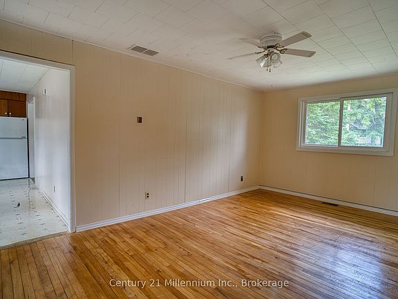 3rd image of 209 John St