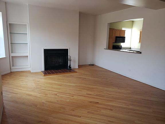 3rd image of 905 W Belle Plaine Ave #2E