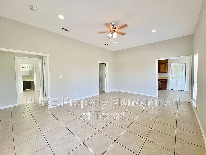 3 bed, 2.0 bath, 1353 sqft, $1,775 — Photo 4