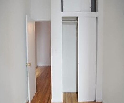 4th image of 213 E 81st St
