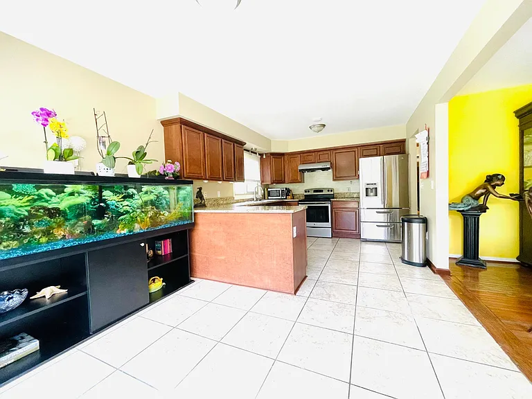 1450 Durand Dr — Photo 4