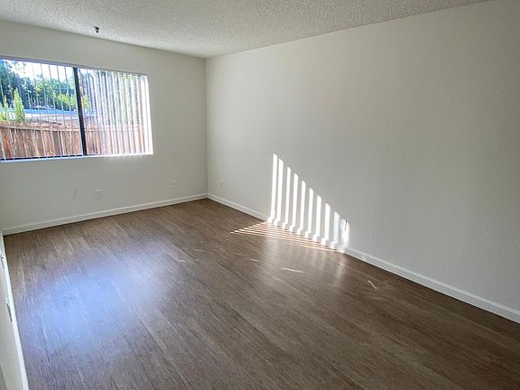4th image of 15329 Vose St #108