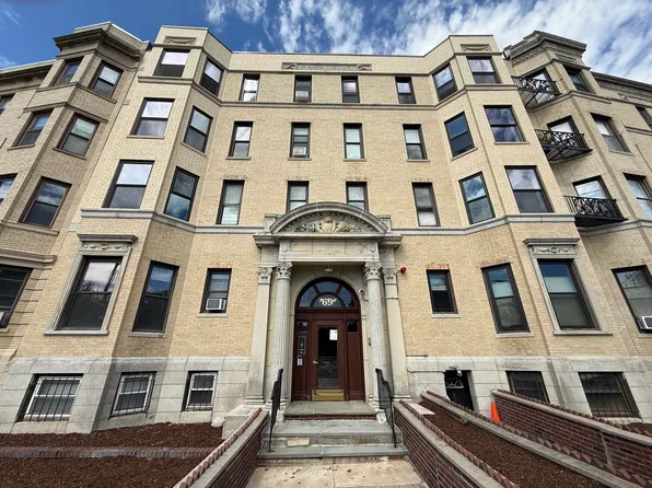 69 Park Dr APT 10, Boston, MA 02215