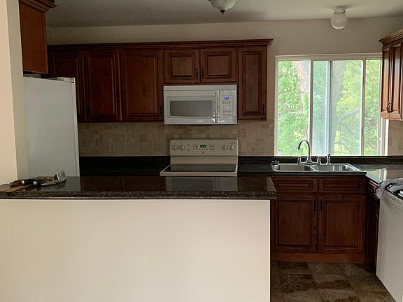 4th image of 89 Robert Dr