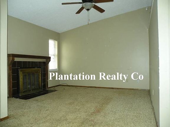 Living room w/ fireplace