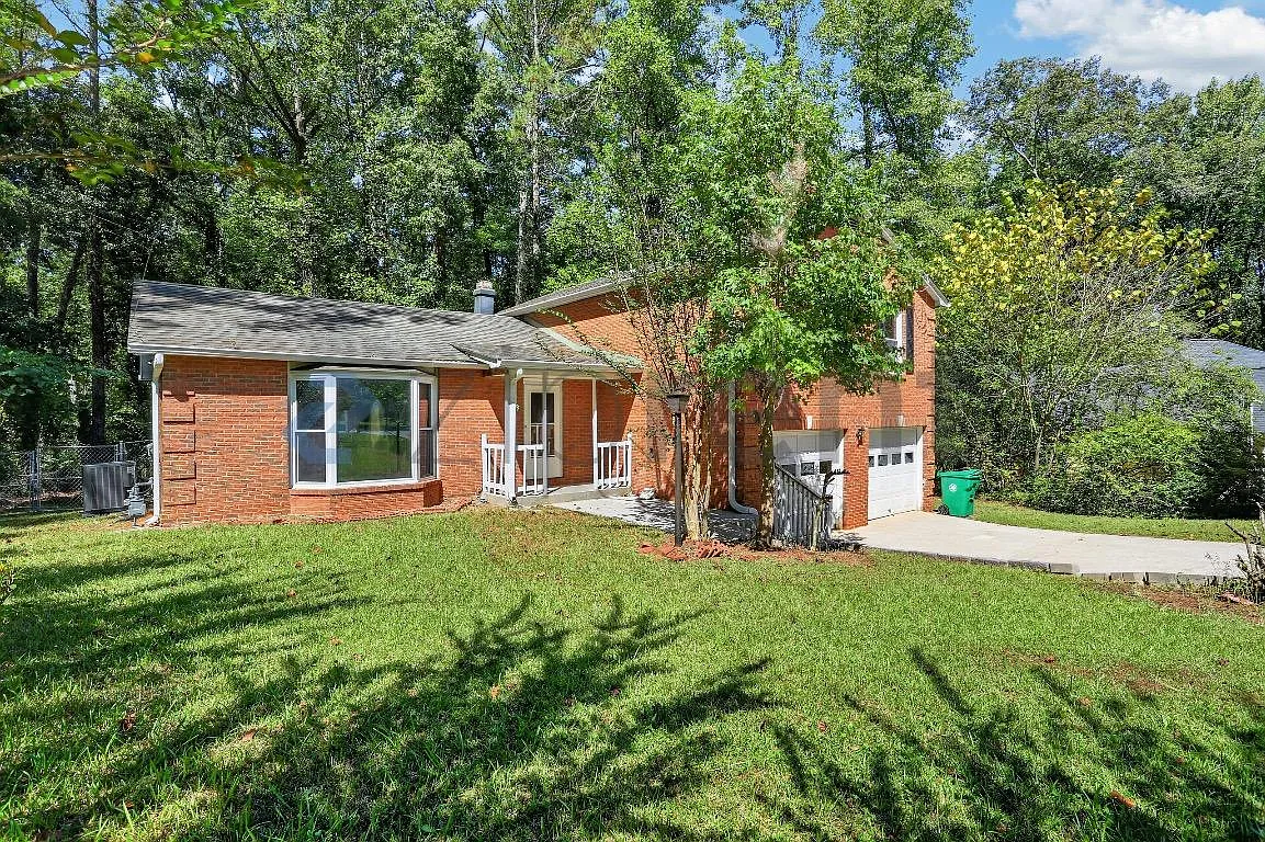 4 bed, 2100 sqft, $2,275 — Photo 2
