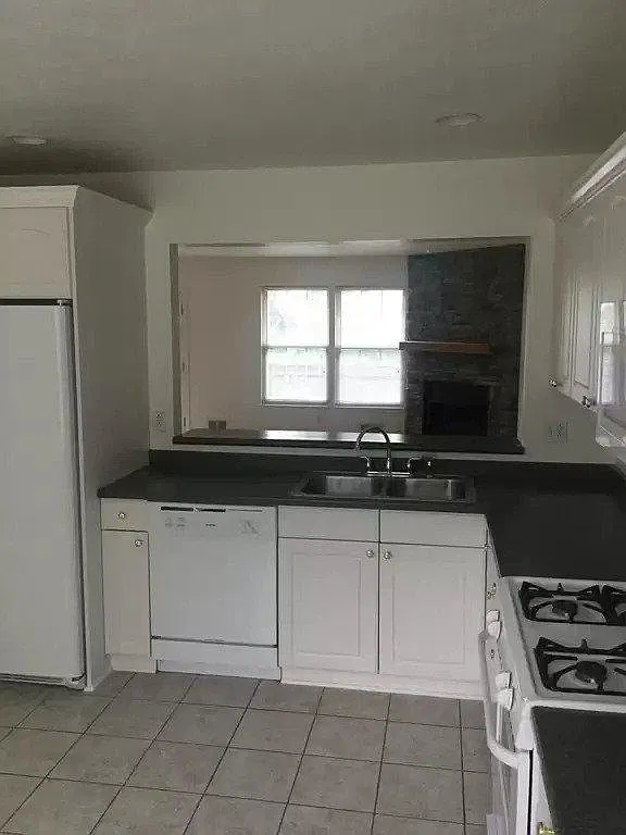 3 bed, 2.5 bath, 1200 sqft, $2,300 — Photo 4