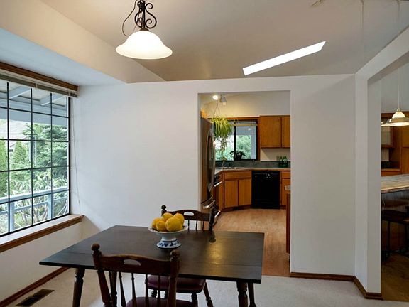 4th image of 555 Azalea Ave NE