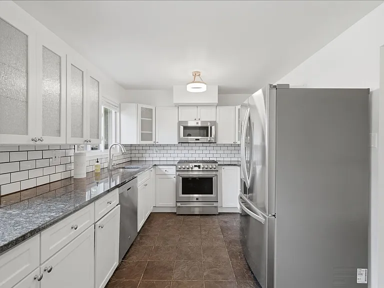 709 N Pryor St — Photo 12