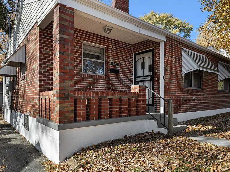 323 Ames Pl — Photo 2