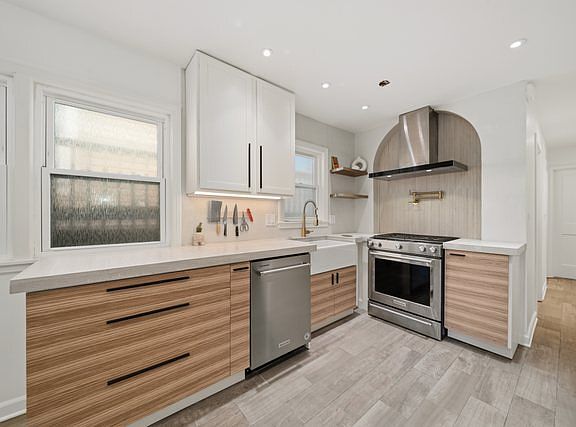 5th image of 4605 N Harding Ave
