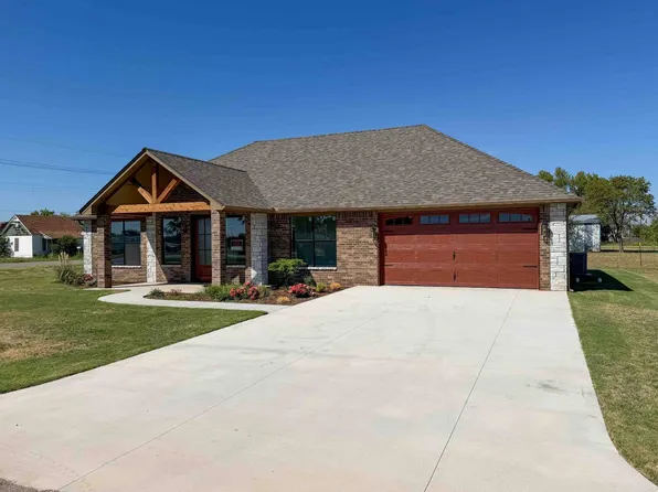 310 E Apache St, Medford, OK 73759