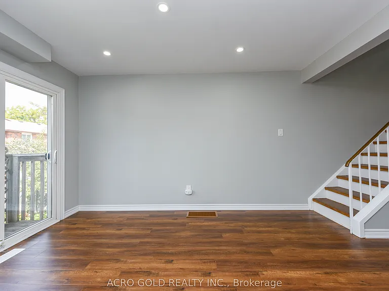 19 Hoskins Sq — Photo 14