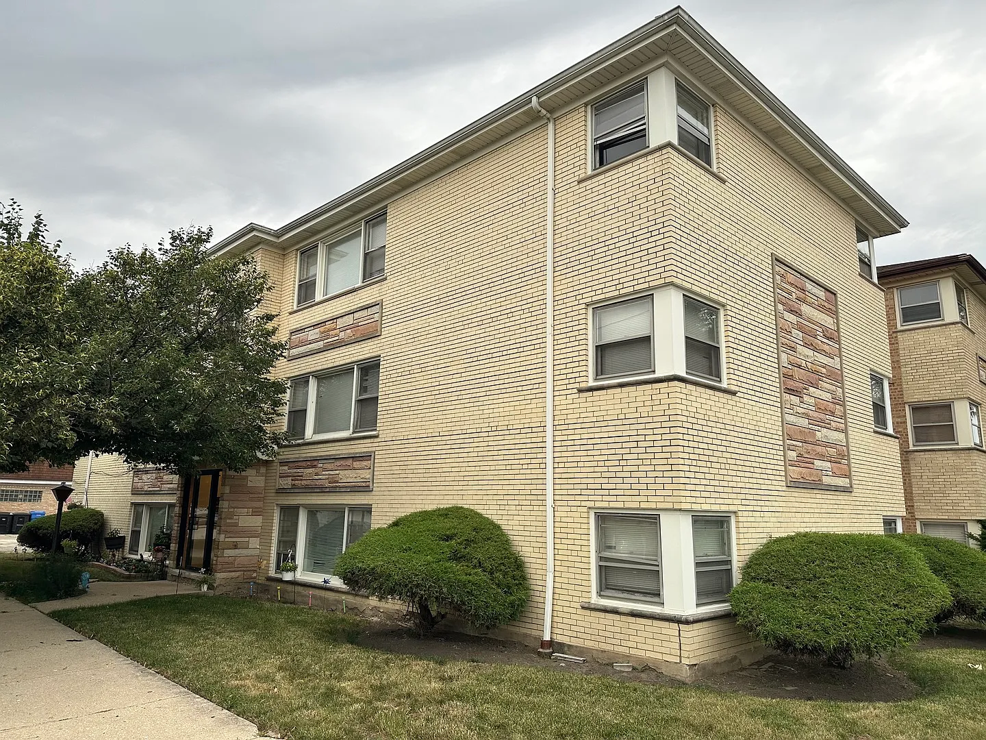 2 bed, 1000 sqft, $1,800 — Photo 1