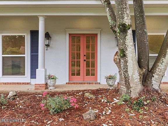 5th image of 110 Honeysuckle Ln